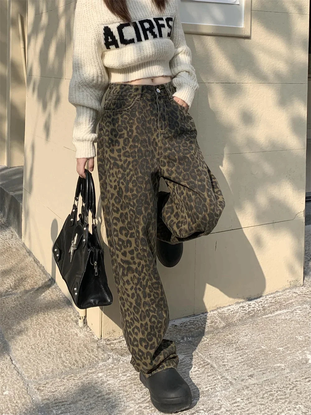 Fashionable Jeans with Trendy Leopard Print for Confident Style