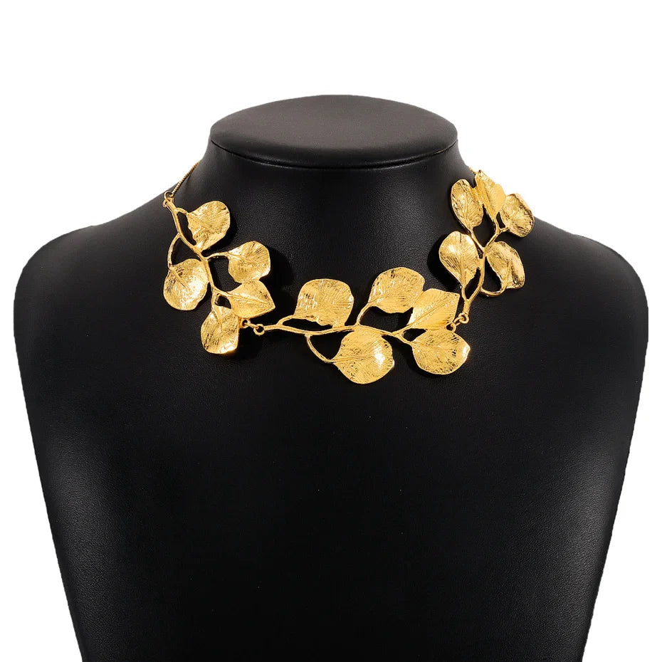 LeafGrace - Elegant Choker Necklace with Leaf-Shaped Pendant