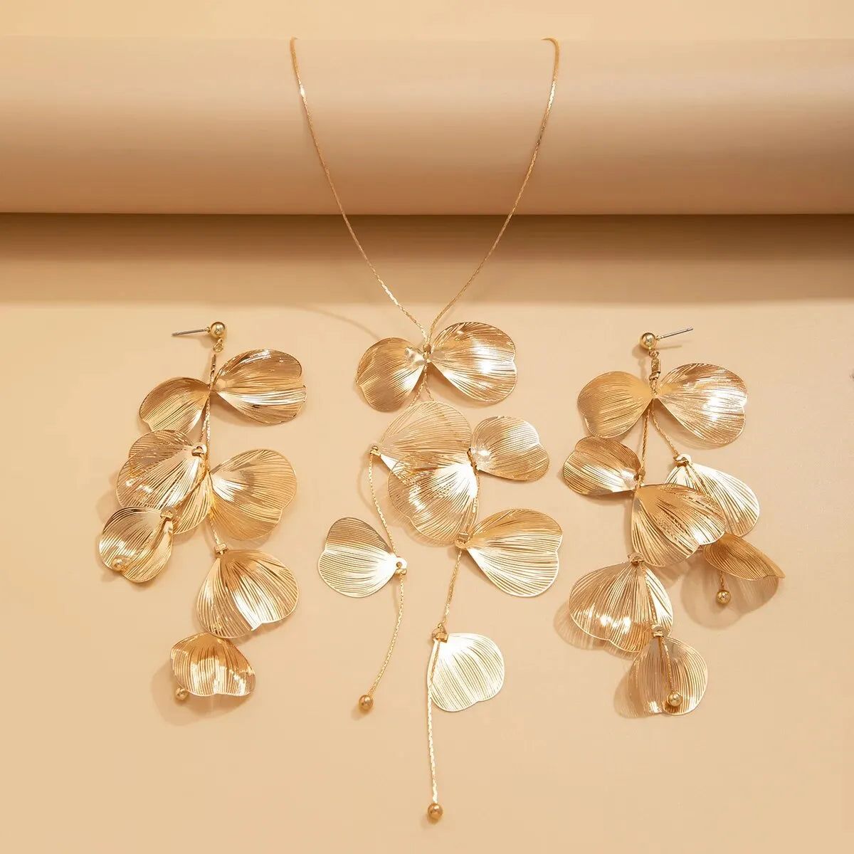 LeafElegance - Necklace and Earrings Set with Leaf-Shaped Pendants