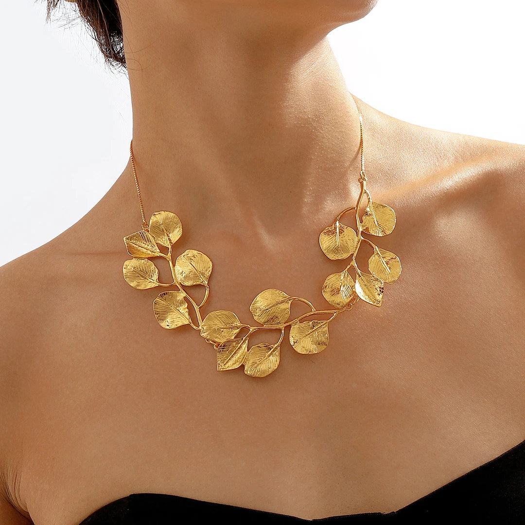 LeafGrace - Elegant Choker Necklace with Leaf-Shaped Pendant