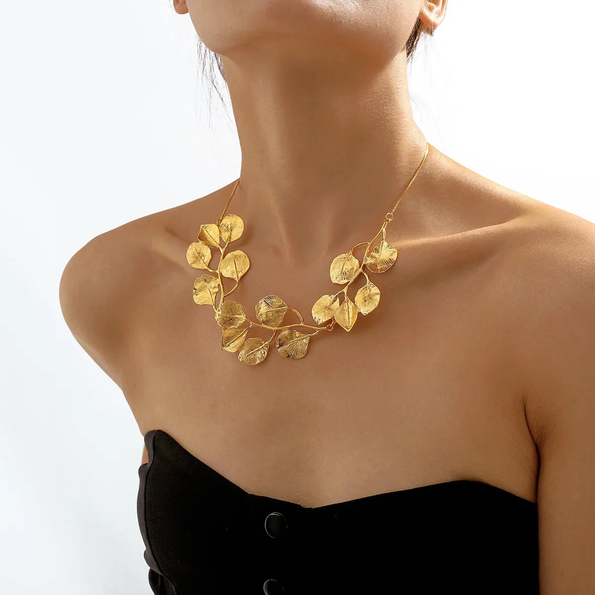 LeafGrace - Elegant Choker Necklace with Leaf-Shaped Pendant