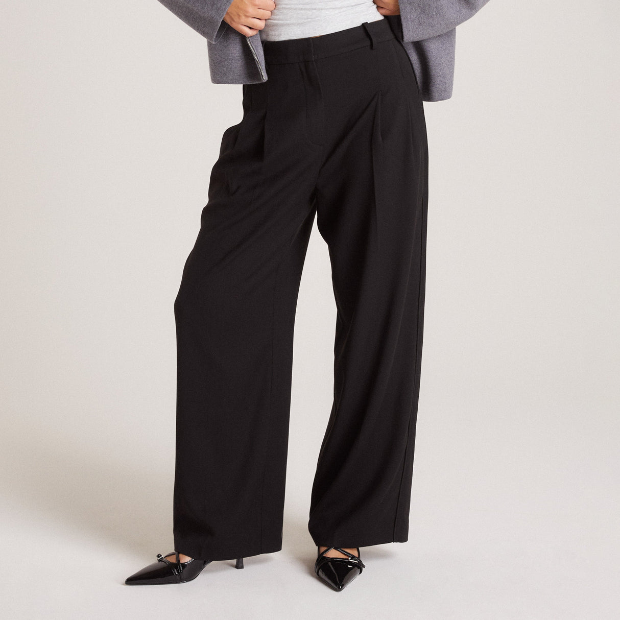 Loose-Fitting Trousers with Pleats and Pockets